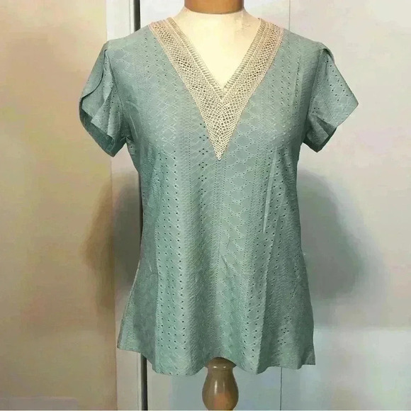 Sage green short sleeve embroidered contrast tan VNeck textured top size medium - Picture 2 of 12